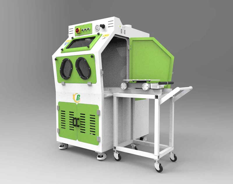 新型環(huán)保式手動推車轉臺噴砂機-特點： A. 本設備所有配件均采用激光切割下料，外型美觀； B. 本設備能有效的提高沙料的均勻度，能源損耗得···