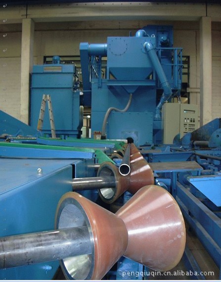 鋼管外壁拋丸機(jī)-拋丸設(shè)備特點(diǎn) 通寶拋丸機(jī)械廠生產(chǎn)的鋼管外壁拋丸機(jī)適用于各種尺寸類型鋼管的表面處理與強(qiáng)化。經(jīng)過清理后的鋼···