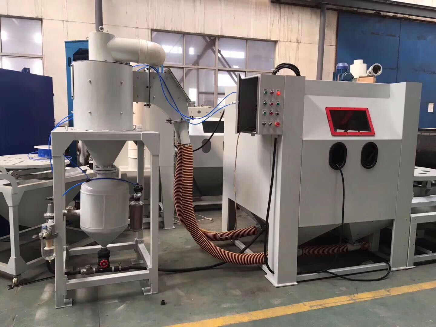 （標準型）分體壓送式手動噴砂機，噴丸機，轉臺噴丸機-產品用途與特點 騰博噴砂機械系列分體壓送式手動噴砂機能高效清理鍛鑄件、熱處理件、沖壓件、焊接件的表面氧···