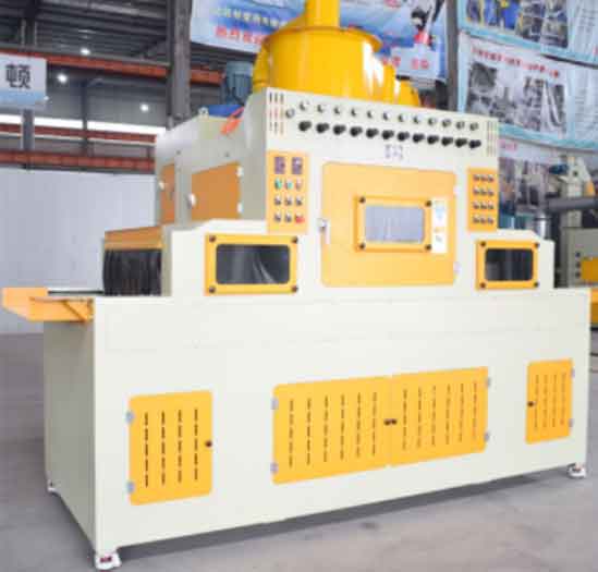 電熨斗專用噴砂機設備，輸送式噴砂機-產(chǎn)品特點：A 加工時為封閉式，不會污染環(huán)境,符合國家環(huán)保要求。B 工件可連續(xù)自動噴砂，噴砂速度快，加工效率···