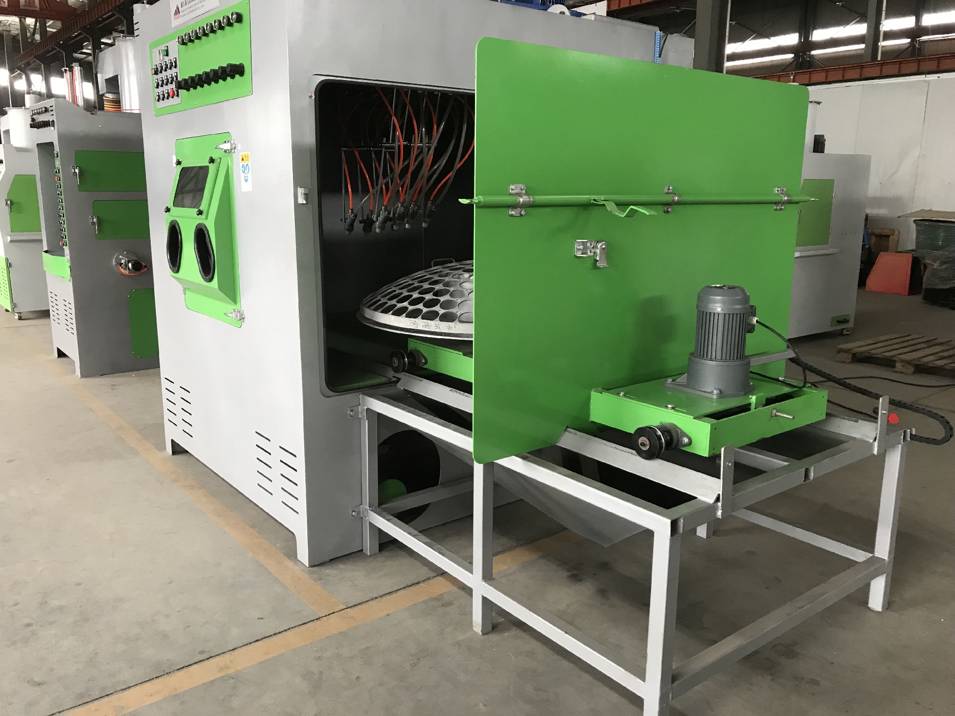 TB-SA2020-9A電動轉(zhuǎn)臺自動噴砂機-本設備原理：將工件安放在自動臺車轉(zhuǎn)盤上，工件臺車由電機帶動自動往復運行，轉(zhuǎn)盤由檔板外電機帶動旋轉(zhuǎn)，即···