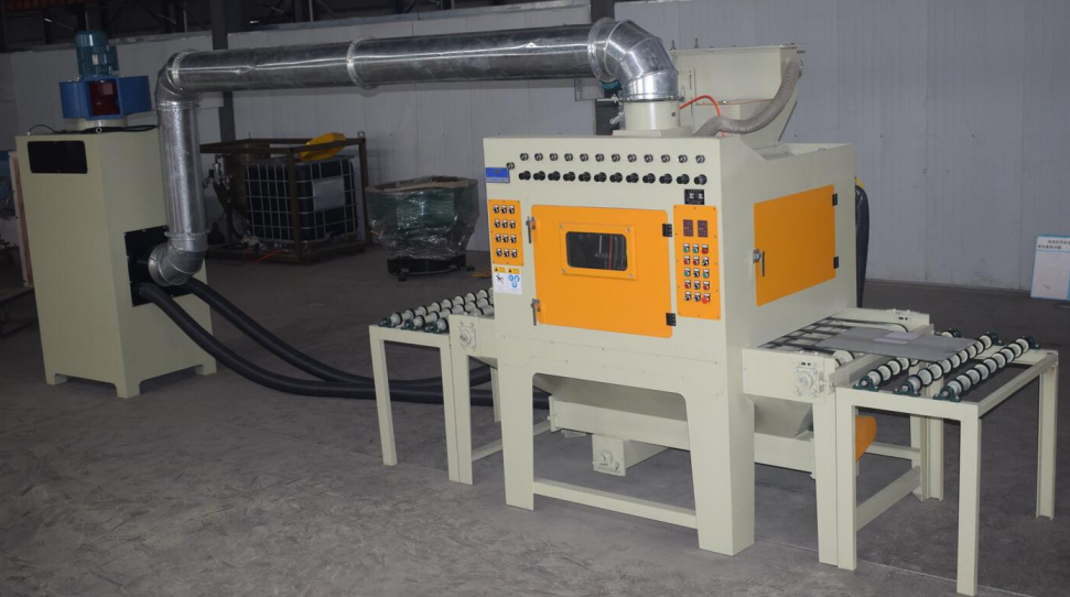 通過式自動(dòng)噴砂機(jī)，輸送帶自動(dòng)噴砂機(jī)-本機(jī)型是根據(jù)該產(chǎn)品而單獨(dú)設(shè)計(jì)的非標(biāo)準(zhǔn)機(jī)型，具有加工效率高，操作簡(jiǎn)單，節(jié)約能耗，環(huán)保無污染，噴砂加工后···