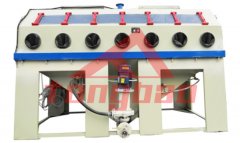 （非標型）手動液體噴砂機-噴砂設備特點： 騰博系列（非標型）手動液體噴砂機采用砂水混合磨料，使得加工工件表面更加細膩，同時減小了···